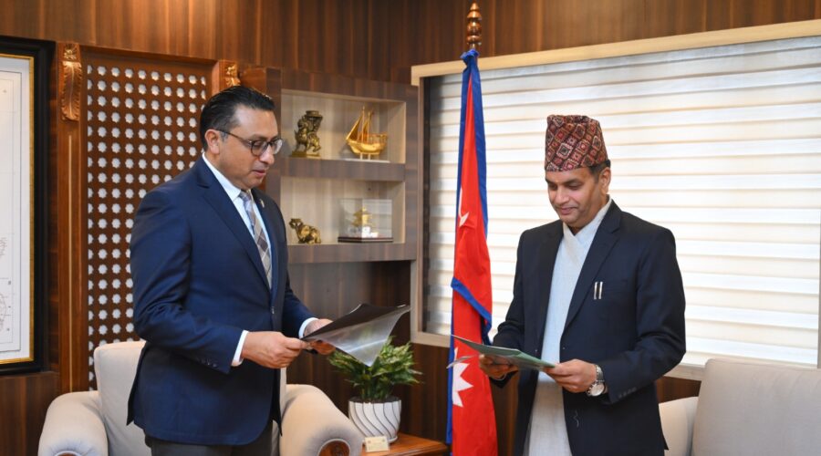 धितोपत्र बोर्डका नवनियुक्त अध्यक्ष डा. भट्टले लिए शपथ, अर्थमन्त्रीले दिए परिणाममुखी काम गर्ने निर्देशन