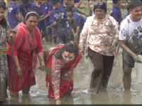 धान दिवसमा कलाकारहरू खेतमा उत्रे, हिलो खेल्दै असारे गीतमा रमाए