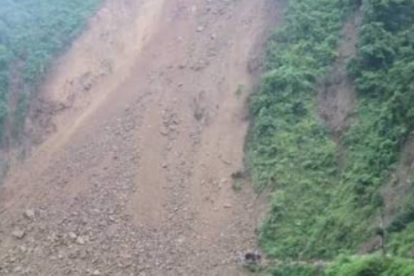 दुई दिनको वर्षापछि दार्चुला र बैतडीमा पहिरो, सडक अवरुद्ध — यात्रुलाई सास्ती