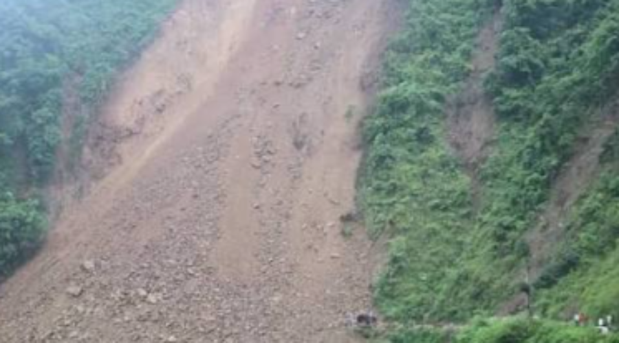 दुई दिनको वर्षापछि दार्चुला र बैतडीमा पहिरो, सडक अवरुद्ध — यात्रुलाई सास्ती