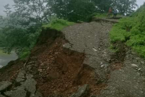 कान्तिलोकपथमा दुई ठाउँमा पहिरो, सडक अवरुद्ध