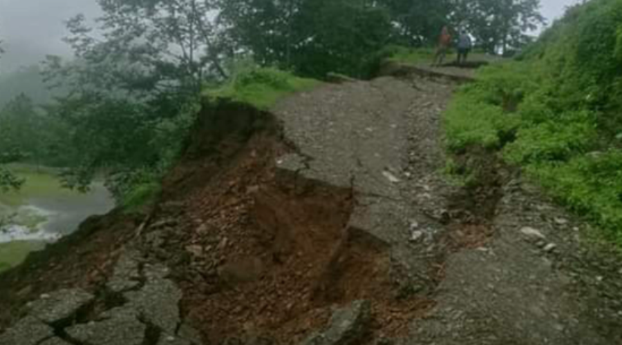 कान्तिलोकपथमा दुई ठाउँमा पहिरो, सडक अवरुद्ध