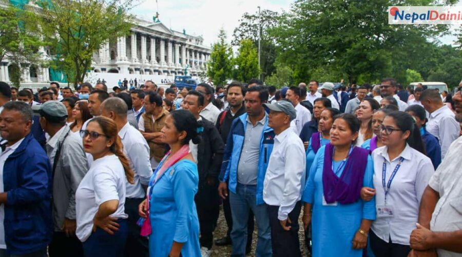 करार कर्मचारीको प्रधानमन्त्री कार्यालय अगाडि धर्ना, आउटसोर्सिङ निर्णय फिर्ता लिन माग