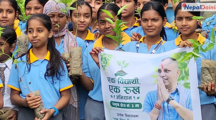 धनुषामा ‘एक विद्यार्थी एक रुख’ अभियान सुरु, २२ सामुदायिक विद्यालयका विद्यार्थीलाई विरुवा वितरण