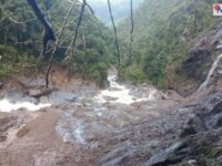 दोलखाको सिप्रिङ खोलाको बाढीले ७३ वर्षीय वृद्ध बेपत्ता, चार कर्मचारी दुई खोलाबीच फसे