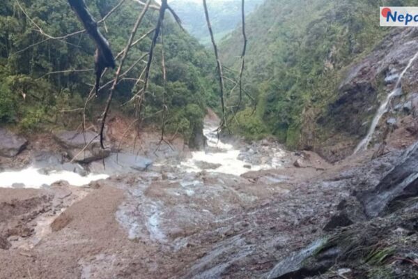 दोलखाको सिप्रिङ खोलाको बाढीले ७३ वर्षीय वृद्ध बेपत्ता, चार कर्मचारी दुई खोलाबीच फसे