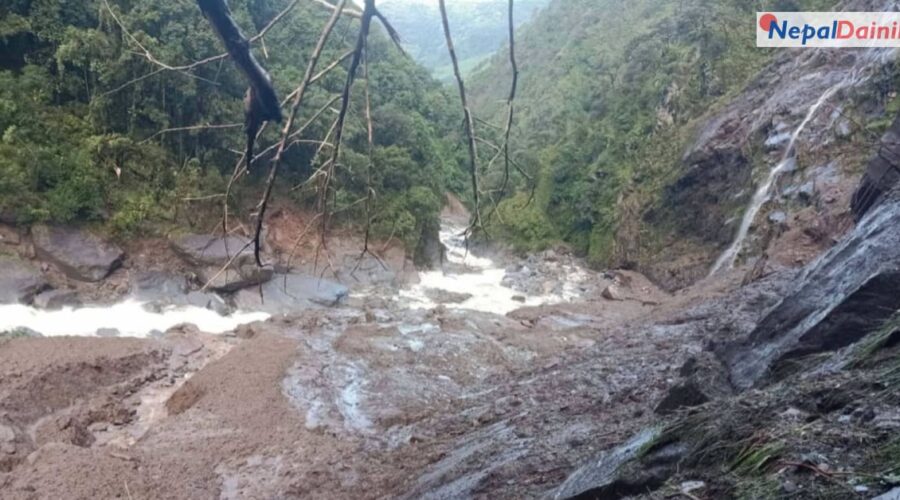 दोलखाको सिप्रिङ खोलाको बाढीले ७३ वर्षीय वृद्ध बेपत्ता, चार कर्मचारी दुई खोलाबीच फसे