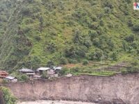 खारे खोलाको कटानले दोलखाको लोगटा बस्तीका १५ घर उच्च जोखिममा, १० घर तत्काल सार्नुपर्ने अवस्था