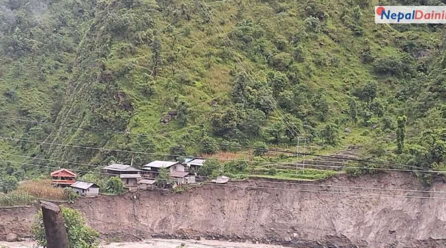 खारे खोलाको कटानले दोलखाको लोगटा बस्तीका १५ घर उच्च जोखिममा, १० घर तत्काल सार्नुपर्ने अवस्था