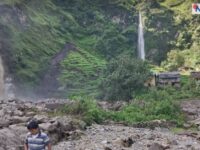 बाजुराको एउटै डाँडामा प्रकृतिका दुई अनुहार : एक झरना सेतो, अर्को कालो भेल
