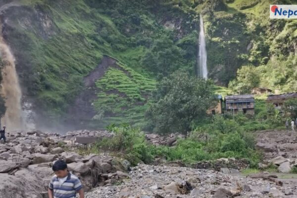 बाजुराको एउटै डाँडामा प्रकृतिका दुई अनुहार : एक झरना सेतो, अर्को कालो भेल