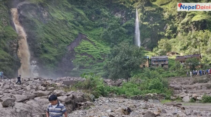बाजुराको एउटै डाँडामा प्रकृतिका दुई अनुहार : एक झरना सेतो, अर्को कालो भेल