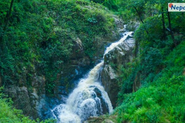 तस्विरमा हेर्नुस् सन्तनेश्वर झरनाको मनमोहक दृश्य
