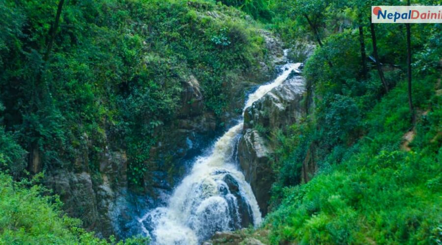 तस्विरमा हेर्नुस् सन्तनेश्वर झरनाको मनमोहक दृश्य