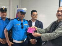 हेल्मेट नलगाई बाइक चलाएपछि मुख्यमन्त्री शाहलाई ५०० रुपैयाँ जरिवाना