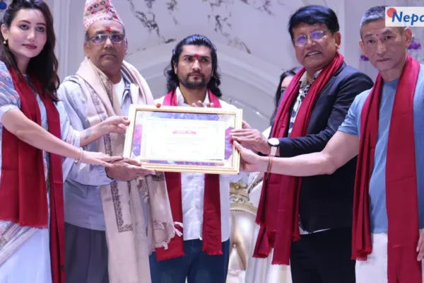 फिल्म ‘आशा’ घोषणा समारोहमा अनुभवी ड्रेसम्यान कमल मिश्रलाई ५१ हजार नगदसहित सम्मान