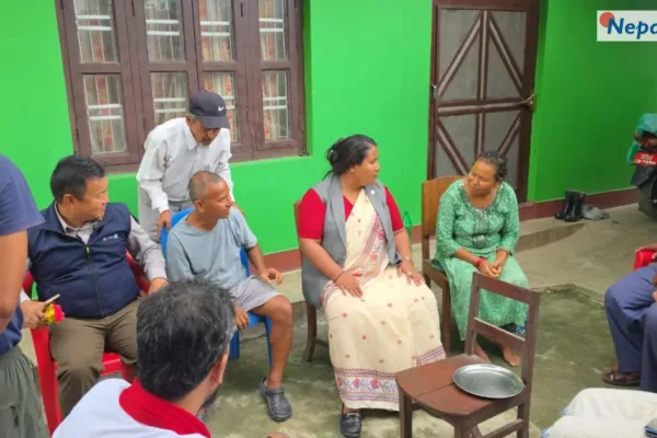 चितवनमा हात्तीको आक्रमणमा परी ज्यान गुमाएका पीडितको घर पुगिन् मन्त्री चौधरी