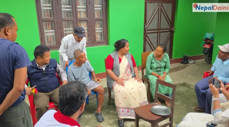 चितवनमा हात्तीको आक्रमणमा परी ज्यान गुमाएका पीडितको घर पुगिन् मन्त्री चौधरी