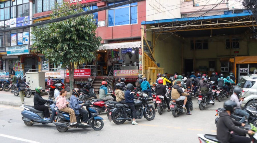 पेट्रोलको मूल्य घट्दा पम्पहरूमा सवारीको लामो लाइन