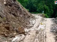 बर्खामा ग्रामीण सडक बन्छन् जोखिमपूर्ण, स्थानीय बाध्य छन् जीवन जोखिममा राखेर यात्रा गर्न