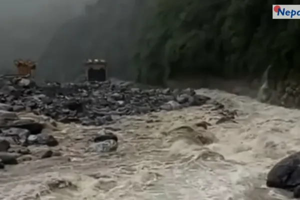 रामेछापको लाछेवारमा ठूलो पहिरो : होटल र दुई पक्की पुल बगे, दुगड हाइड्रोको ड्यामसाइटमा पनि क्षति