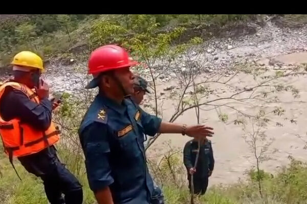 दैलेखमा यात्रुबाहक माइक्रोबस कर्णाली नदीमा खस्यो, उद्धार कार्य जारी