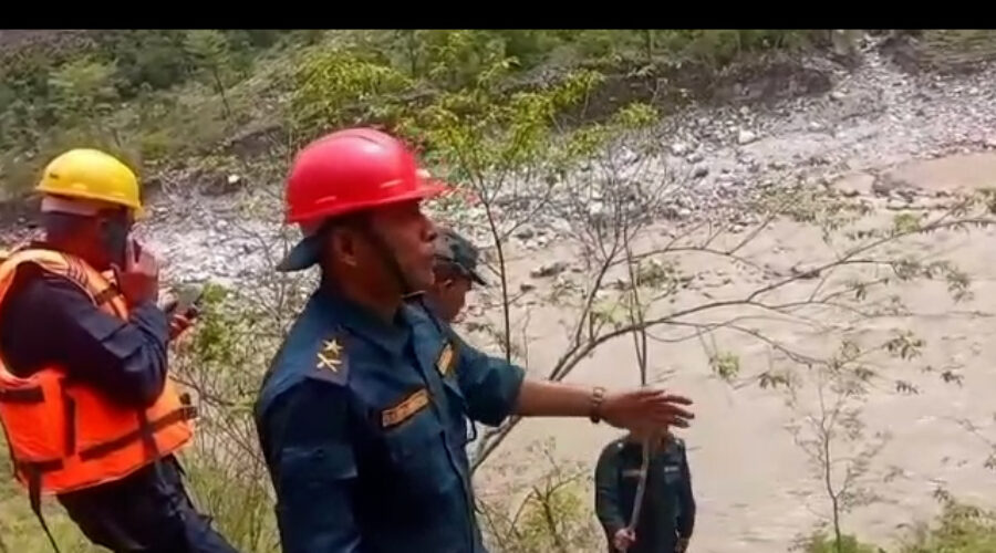 दैलेखमा यात्रुबाहक माइक्रोबस कर्णाली नदीमा खस्यो, उद्धार कार्य जारी