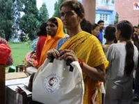 मन्त्री सिता बादीको पहलमा खरीपाटी र बोडे होल्डिङ सेन्टरका बासिन्दालाई अत्यावश्यक सामग्री वितरण
