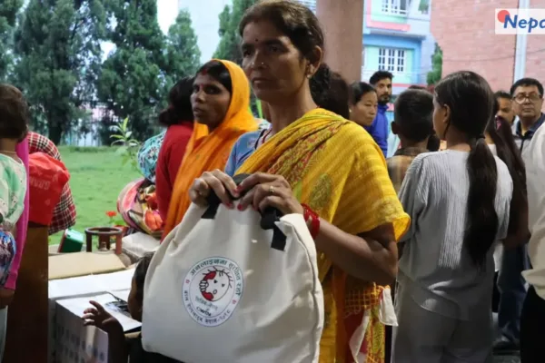मन्त्री सिता बादीको पहलमा खरीपाटी र बोडे होल्डिङ सेन्टरका बासिन्दालाई अत्यावश्यक सामग्री वितरण
