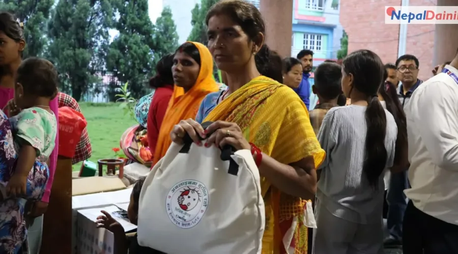 मन्त्री सिता बादीको पहलमा खरीपाटी र बोडे होल्डिङ सेन्टरका बासिन्दालाई अत्यावश्यक सामग्री वितरण