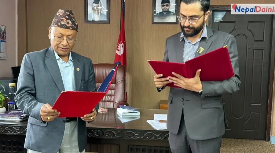 सहिद दशरथचन्द स्वास्थ्य विज्ञान विश्वविद्यालयका नवनियुक्त उपकुलपति र रजिष्ट्रारलाई शपथ