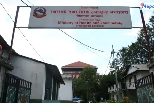 बिना बिदा ६० दिन अनुपस्थित २३ स्वास्थ्यकर्मीलाई स्पष्टीकरण माग