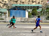 विश्वकपको लहर हिमालपारी पनि : मुस्ताङको जोमसोममा युवाहरू फुटबल मैदानमा