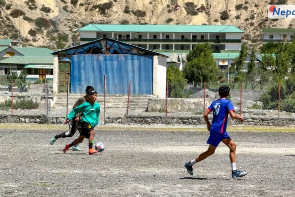 विश्वकपको लहर हिमालपारी पनि : मुस्ताङको जोमसोममा युवाहरू फुटबल मैदानमा
