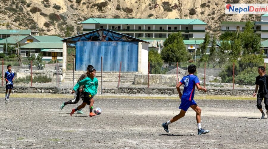विश्वकपको लहर हिमालपारी पनि : मुस्ताङको जोमसोममा युवाहरू फुटबल मैदानमा