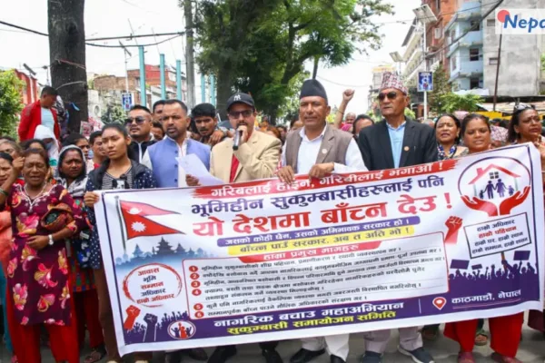 भूमिहीन सुकुम्बासीलाई देशमा बाँच्न देऊ भन्दै माइतिघरमा विरोध प्रदर्शन