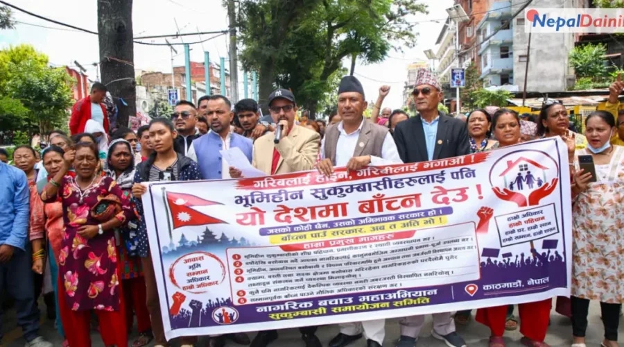 भूमिहीन सुकुम्बासीलाई देशमा बाँच्न देऊ भन्दै माइतिघरमा विरोध प्रदर्शन