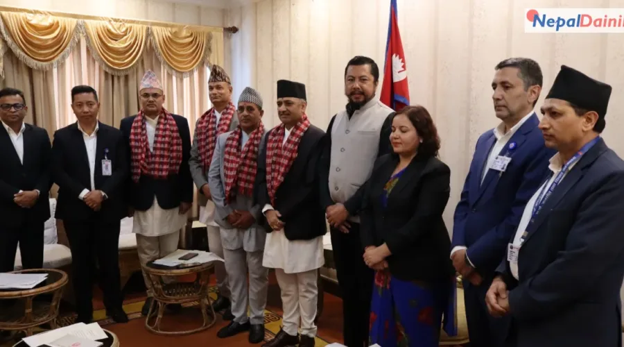 विद्युत् नियमन आयोगका नवनियुक्त अध्यक्ष र सदस्यले लिए सपथ