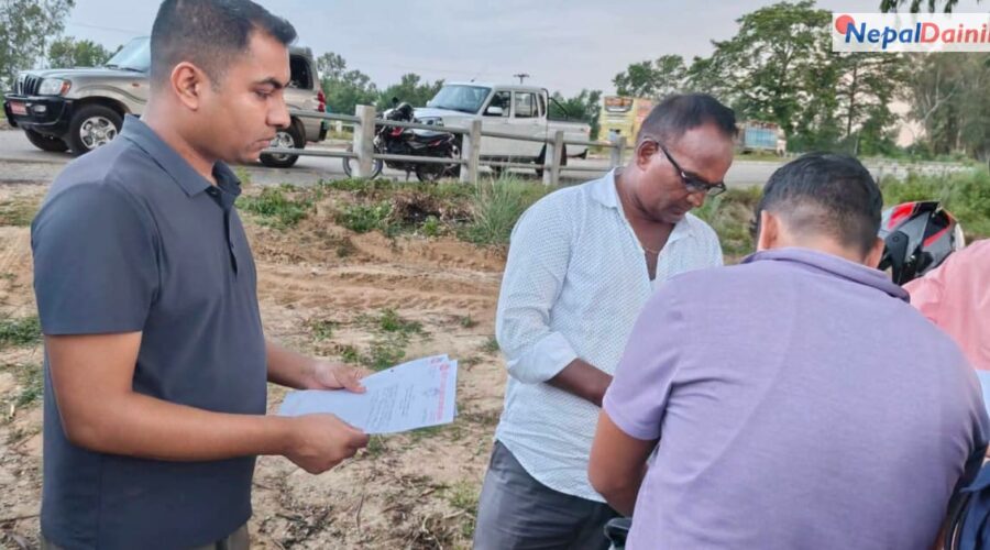 सिरहाका वन अधिकृत १२ हजार घुससहित रंगेहात पक्राउ