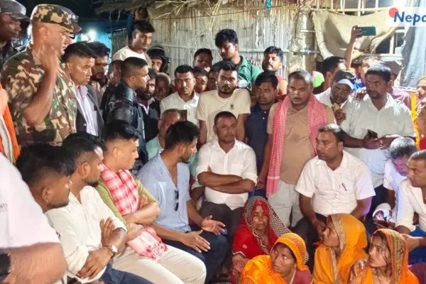 गृहमन्त्री सुधन गुरुङको मध्यरातमा शोकसन्तप्त परिवारभेट