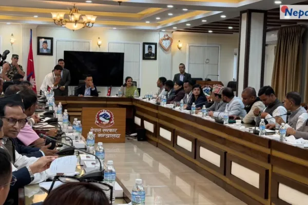 मधेशको पछिल्लो घटनाबारे गृहमन्त्री गुरुङ र उद्योग मन्त्री यादवको सांसदहरूसँग संयुक्त छलफल