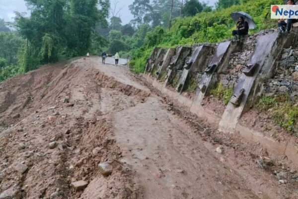 महिना दिनदेखि अवरुद्ध मेची राजमार्ग