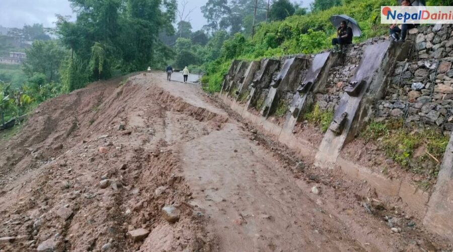 महिना दिनदेखि अवरुद्ध मेची राजमार्ग
